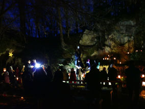 Waldadvent in der Fatima-Grotte (Foto: Karl-Franz Thiede)